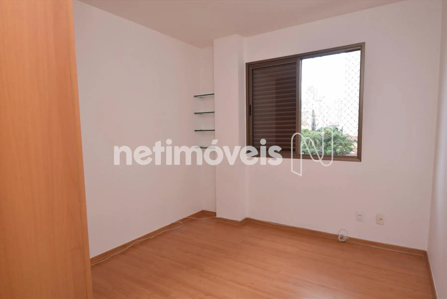 Quarto 02 com armário