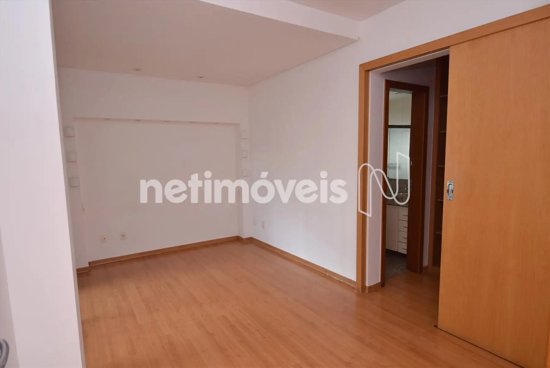 Quarto suíte com varanda e closet 