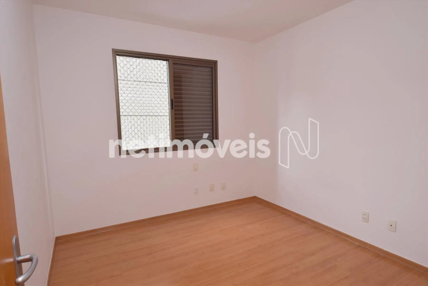 Quarto 04 com armário