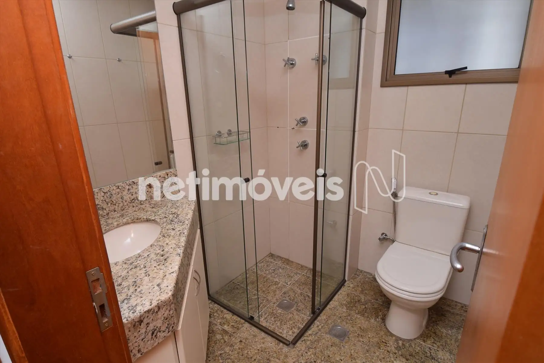 Banheiro social com box blindex e armário 