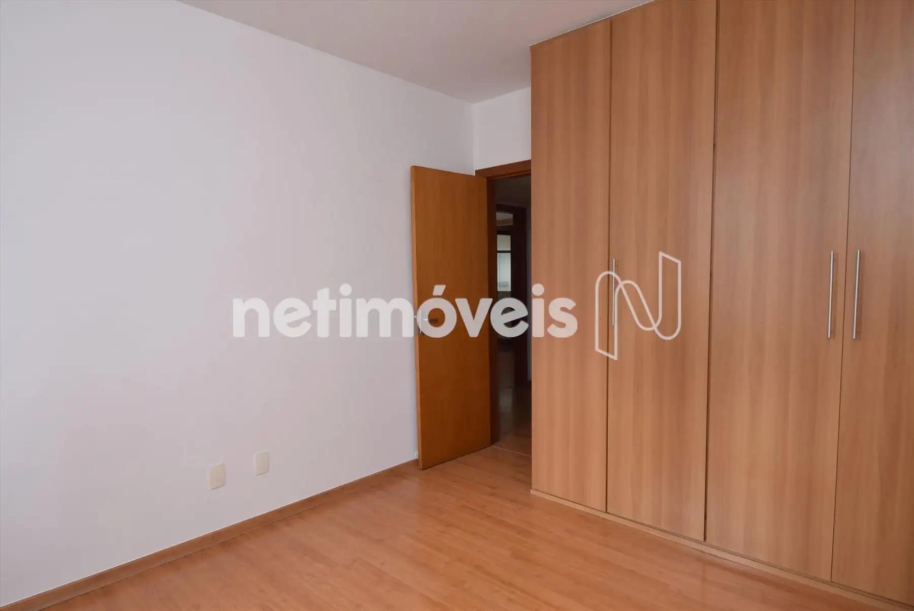 Quarto 02 com armário