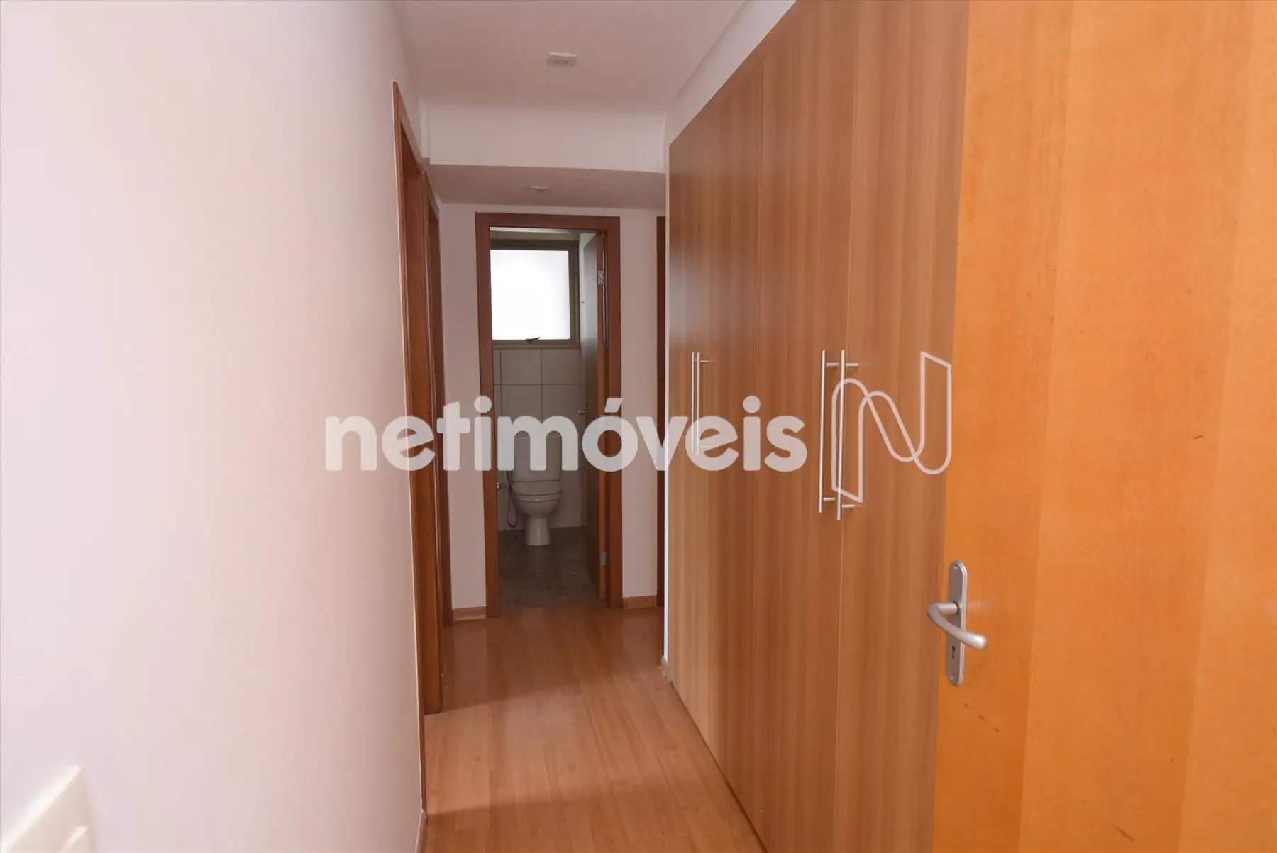 Corredor com rouparia