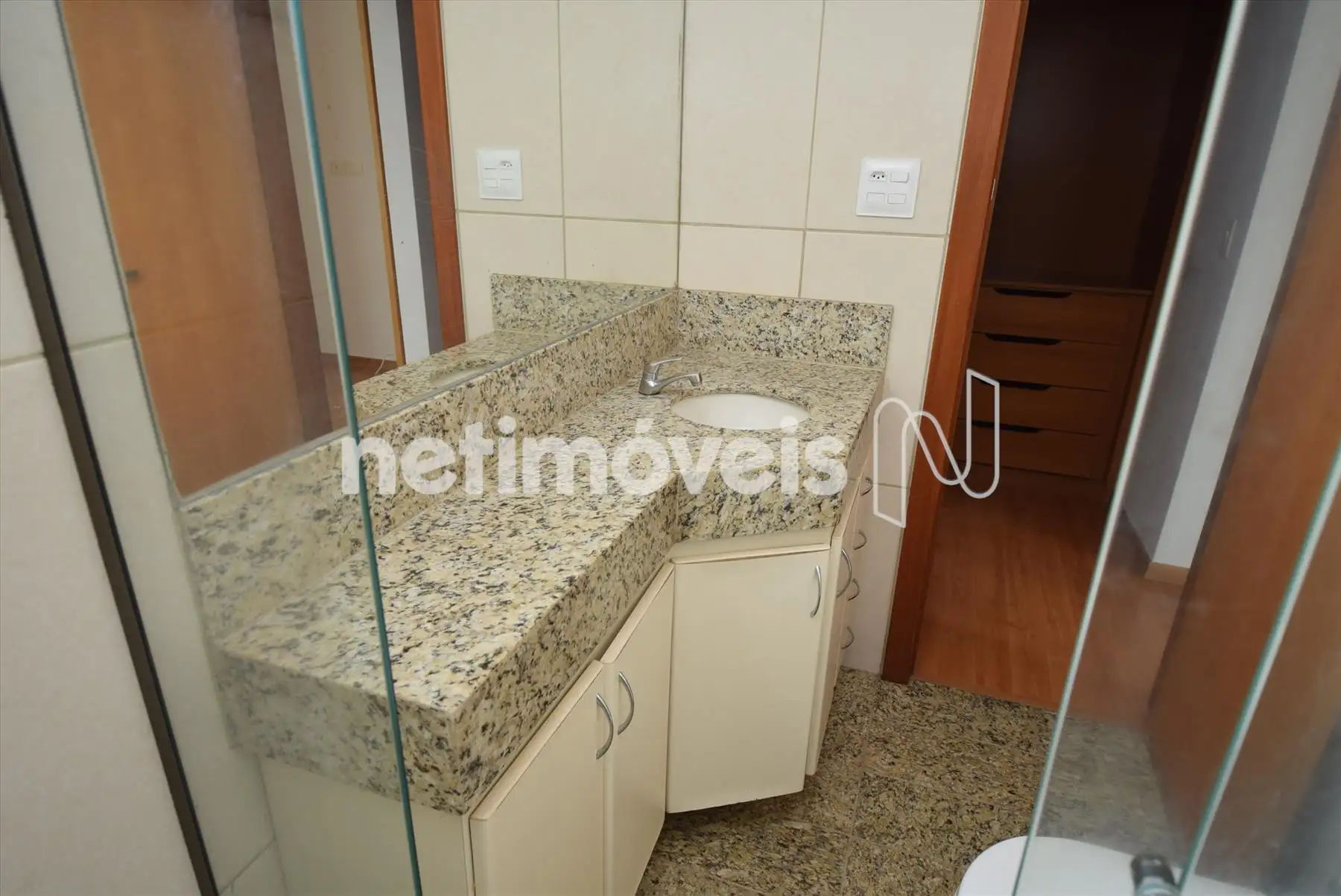 Banheiro suíte com box blindex e armário