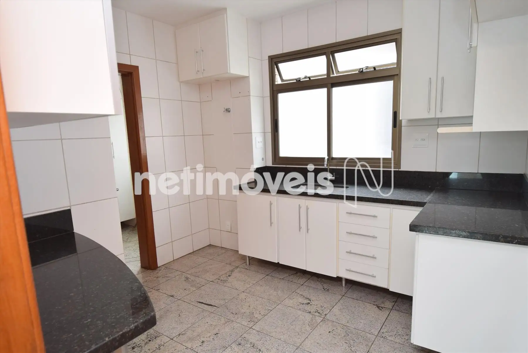 Cozinha ampla com armários