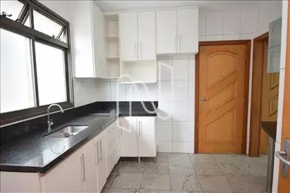 Cozinha ampla com armários