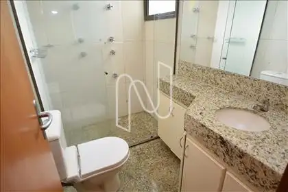 Banheiro suíte com box blindex e armário