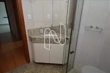 Banheiro social com box blindex e armário