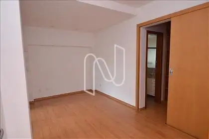 Quarto suíte com varanda e closet
