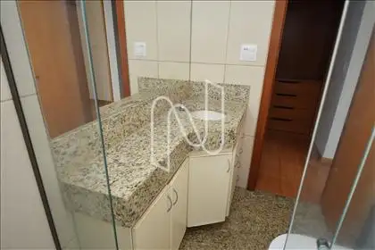 Banheiro suíte com box blindex e armário