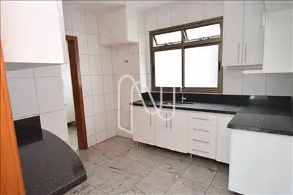 Cozinha ampla com armários