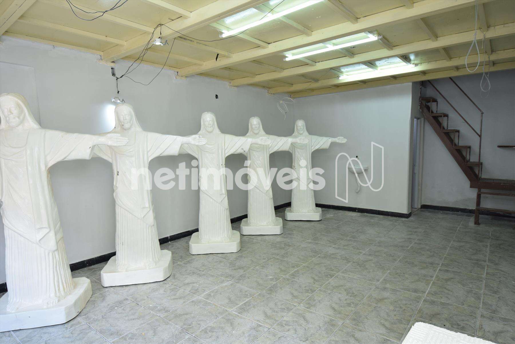 Loja com aproximadamente 33 m² com mezanino