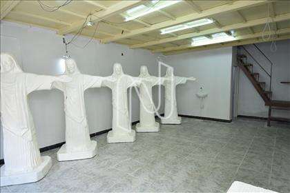 Loja com aproximadamente 33 m² com mezanino