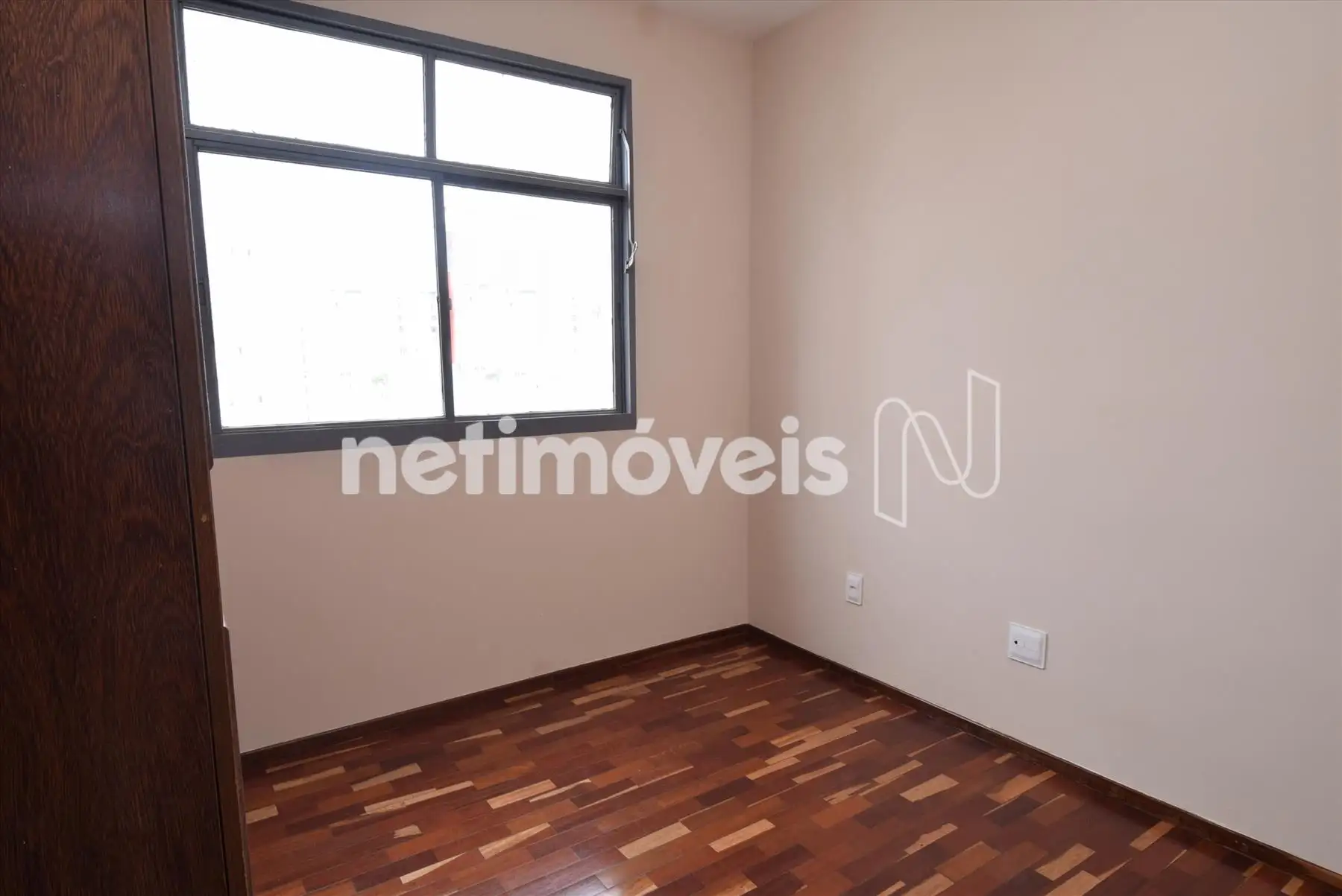 Quarto 03 com armário