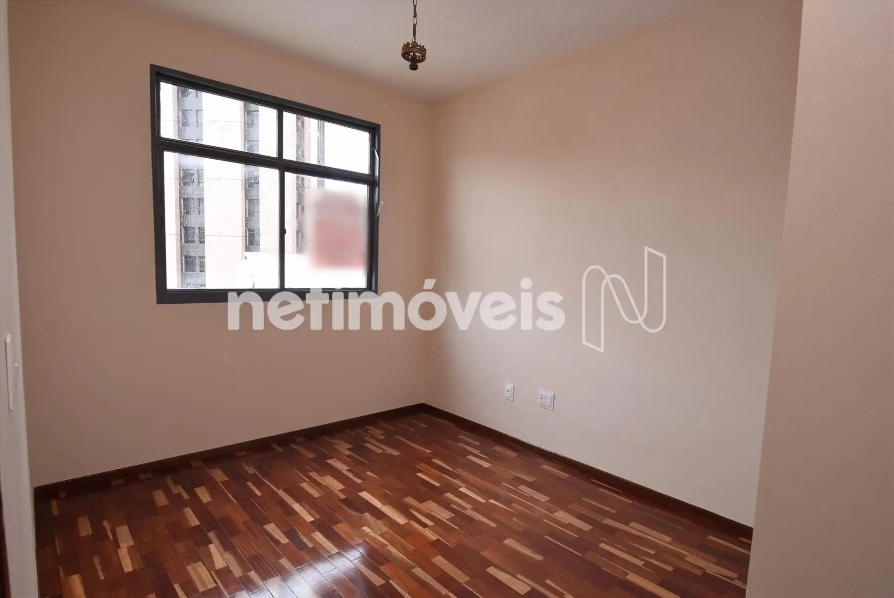 Quarto 02 com armário
