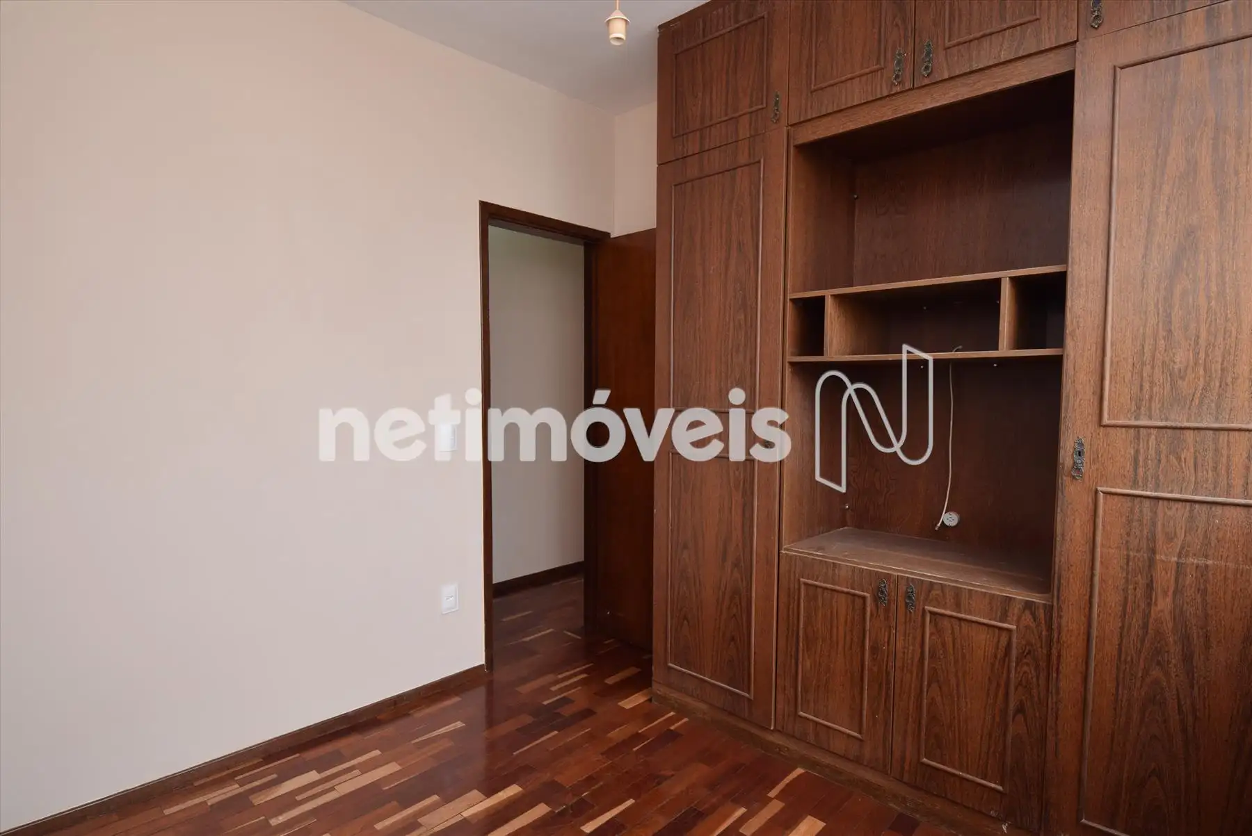 Quarto 03 com armário