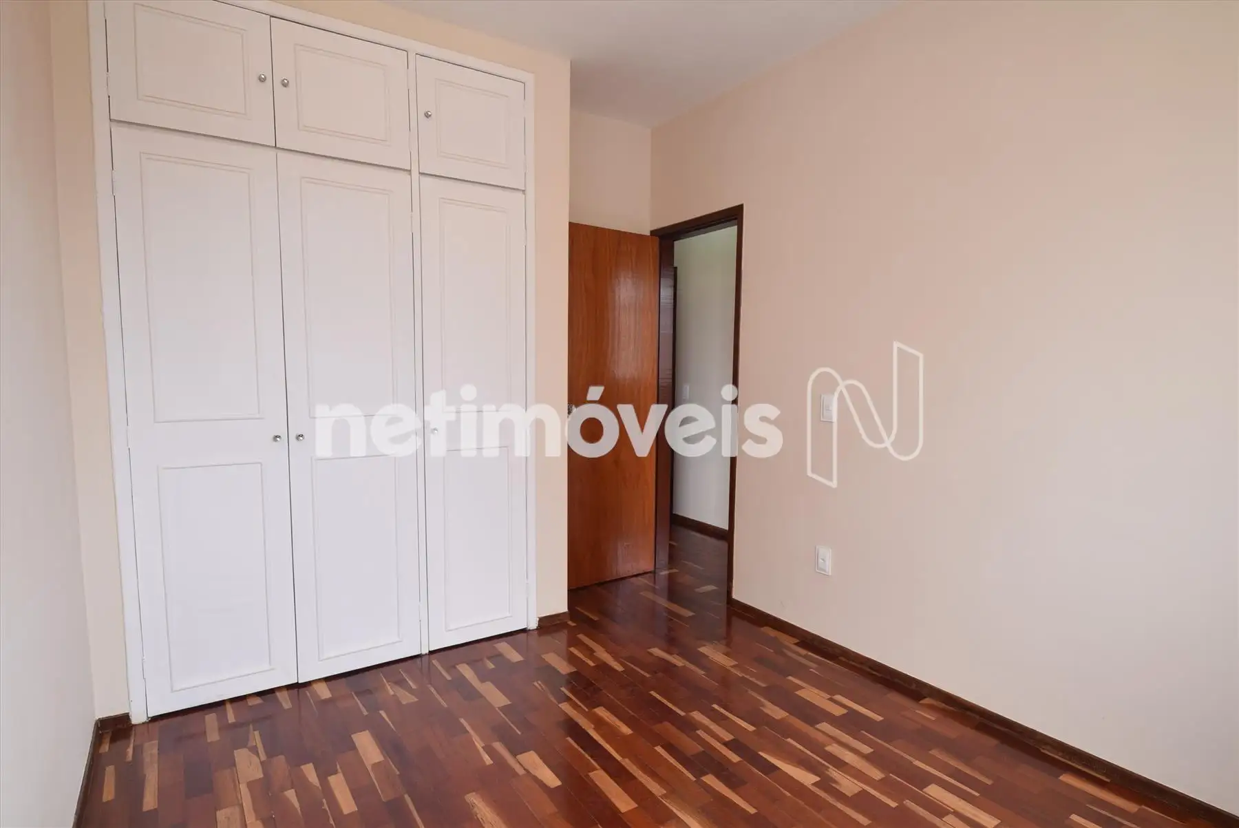 Quarto 02 com armário