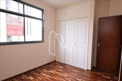 Quarto 03 com suíte e armário  