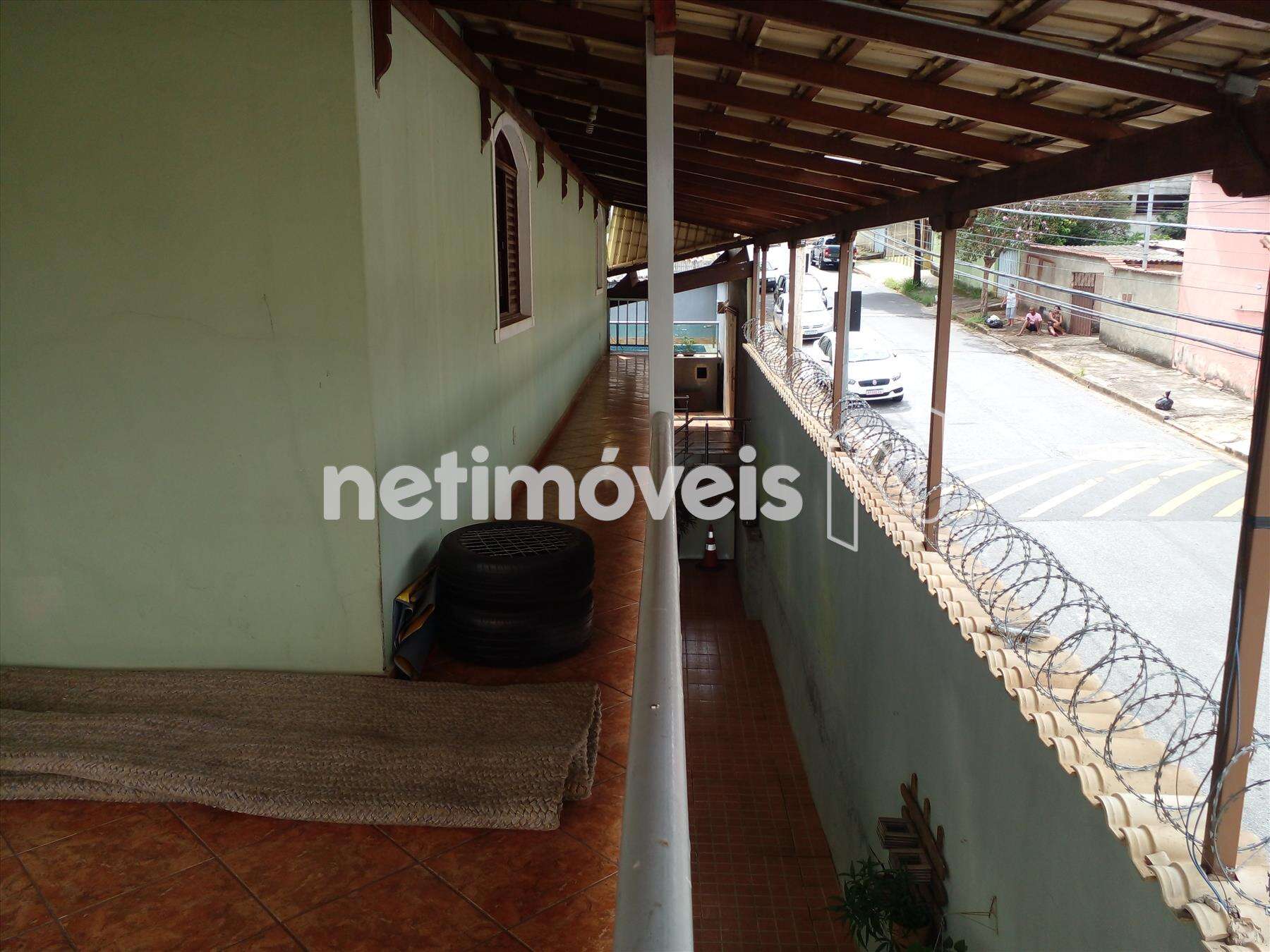 Varanda com vista para o 1º andar e rua