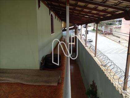Varanda com vista para o 1º andar e rua 