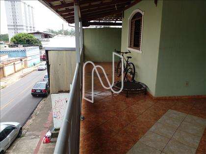 Varanda de frente para rua. 