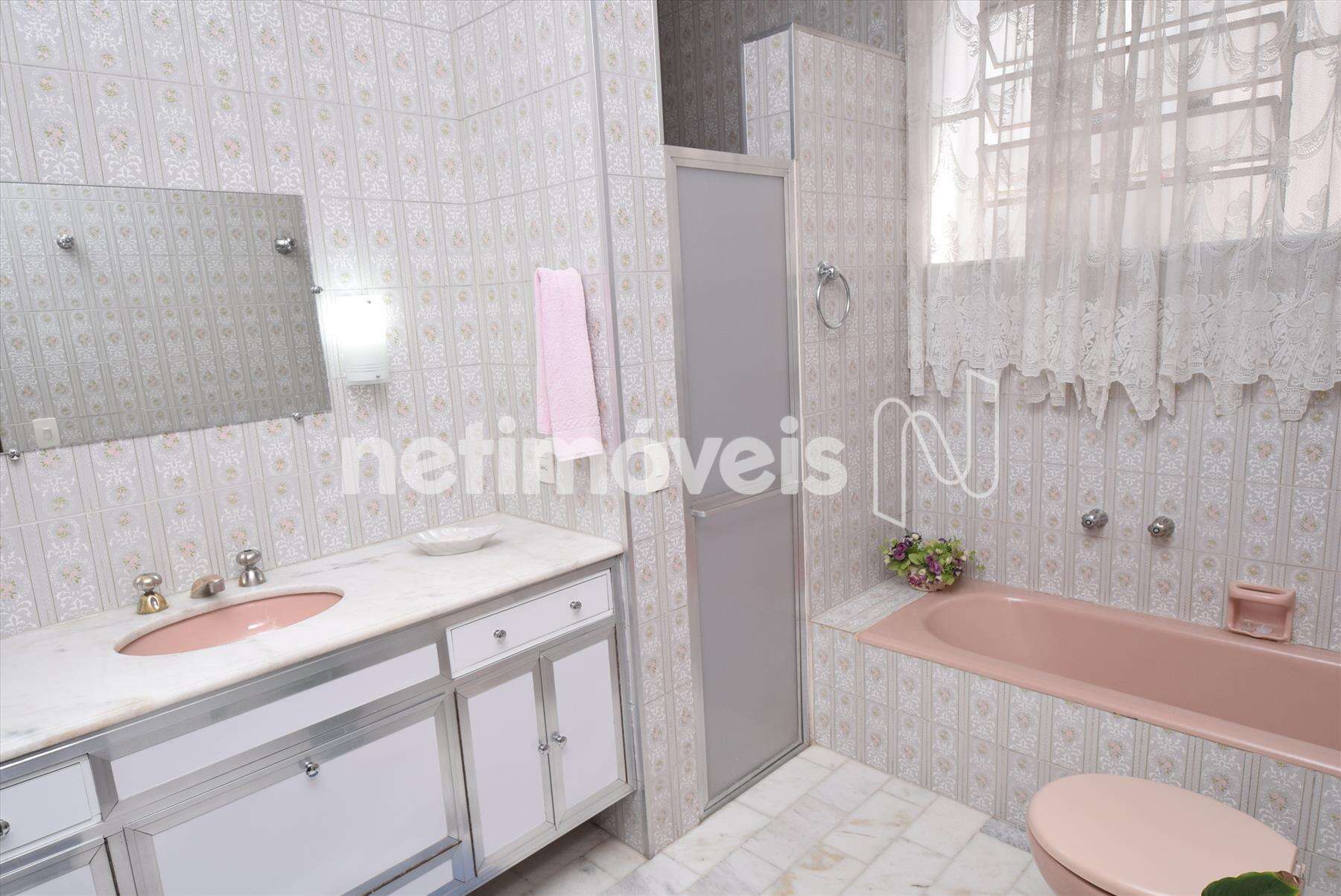 Banheiro social com armário, box e banheira