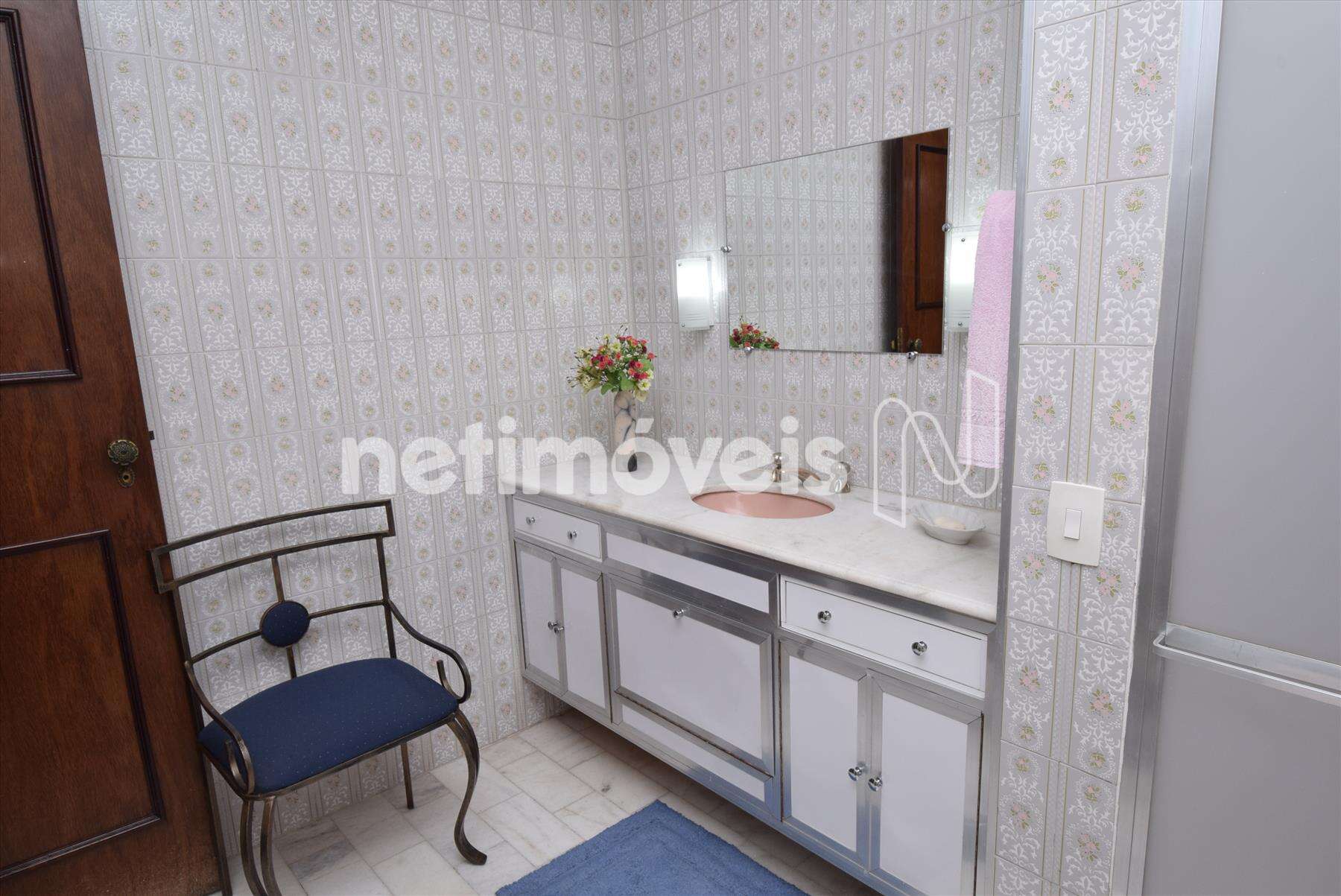 Banheiro social com armário, box e banheira