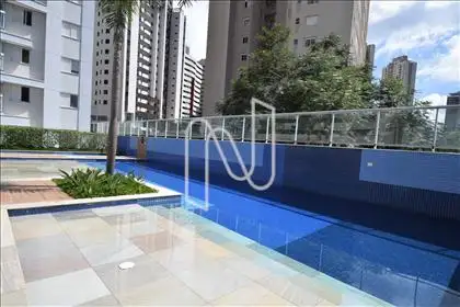 Piscina com deck molhado 