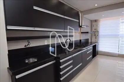 Cozinha americana com armários  
