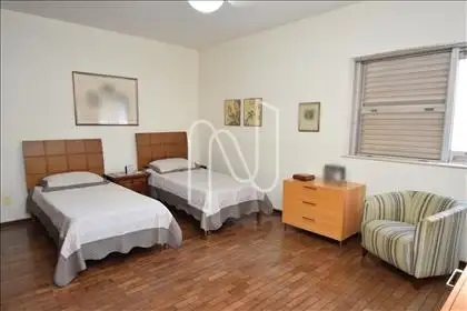 Quarto 01 com armário e suite 