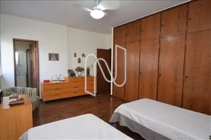 Quarto 01 com armário e suite 