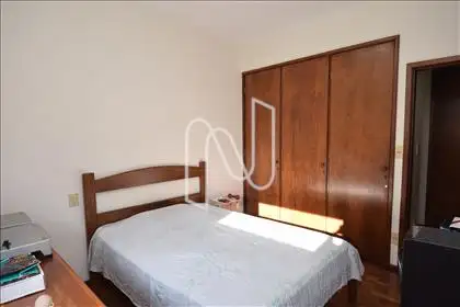 Quarto 03 com armário 