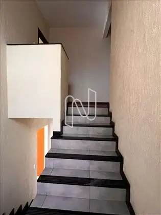 Escadas de acesso ao segundo piso 