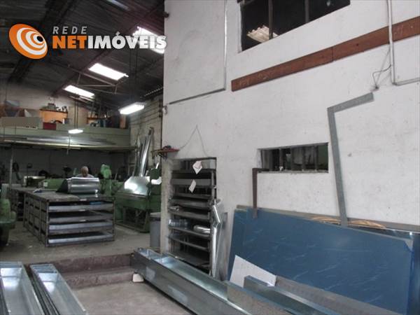 Interior do galpão outro ângulo