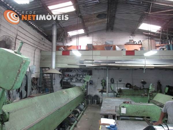 Interior do galpão outro ângulo