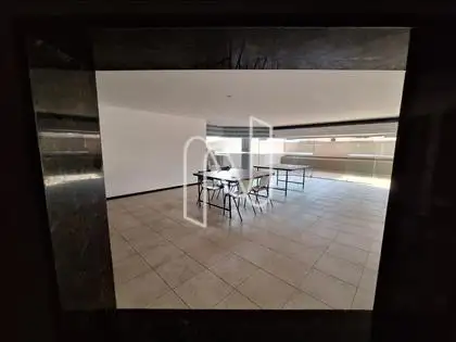 Vista interna da cozinha para salão de festas