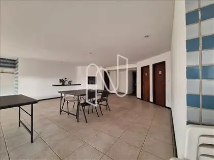 Cozinha e Banheiros ao fundo