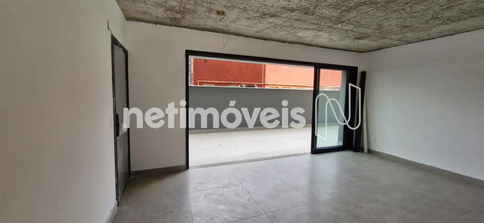 Sala com acesso à área privativa