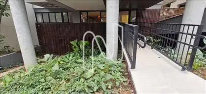 Rampa de acesso ao hall do prédio e jardins