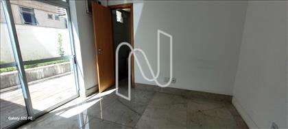 Sala com banheiro e terraço