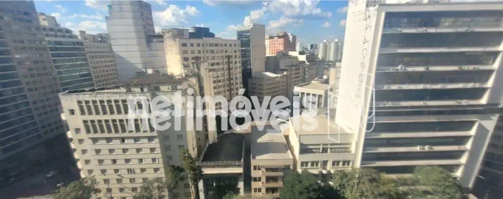 Cercada de prédios icônicos de Bhte 