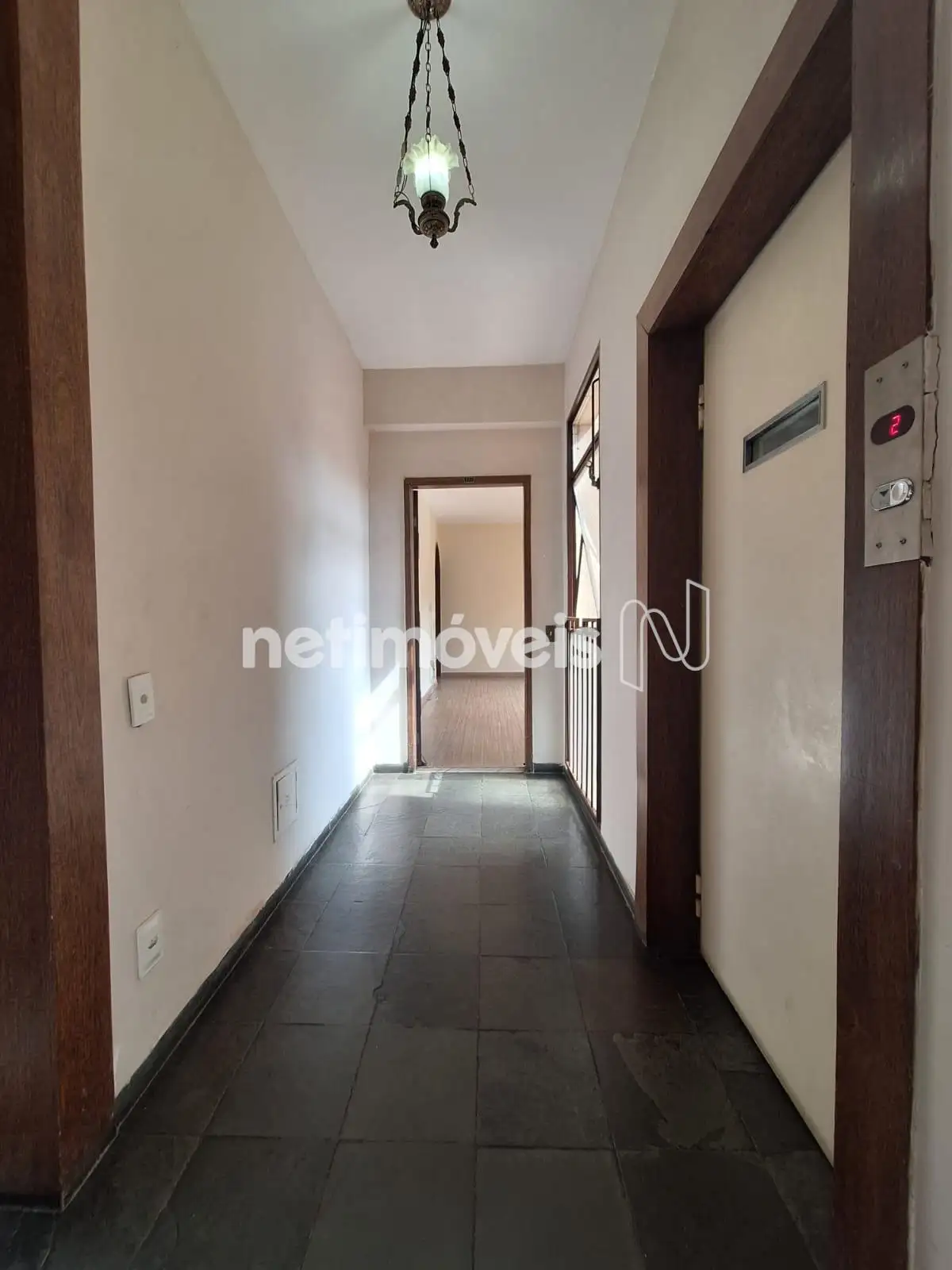 Hall com dois elevadores, social e serviço