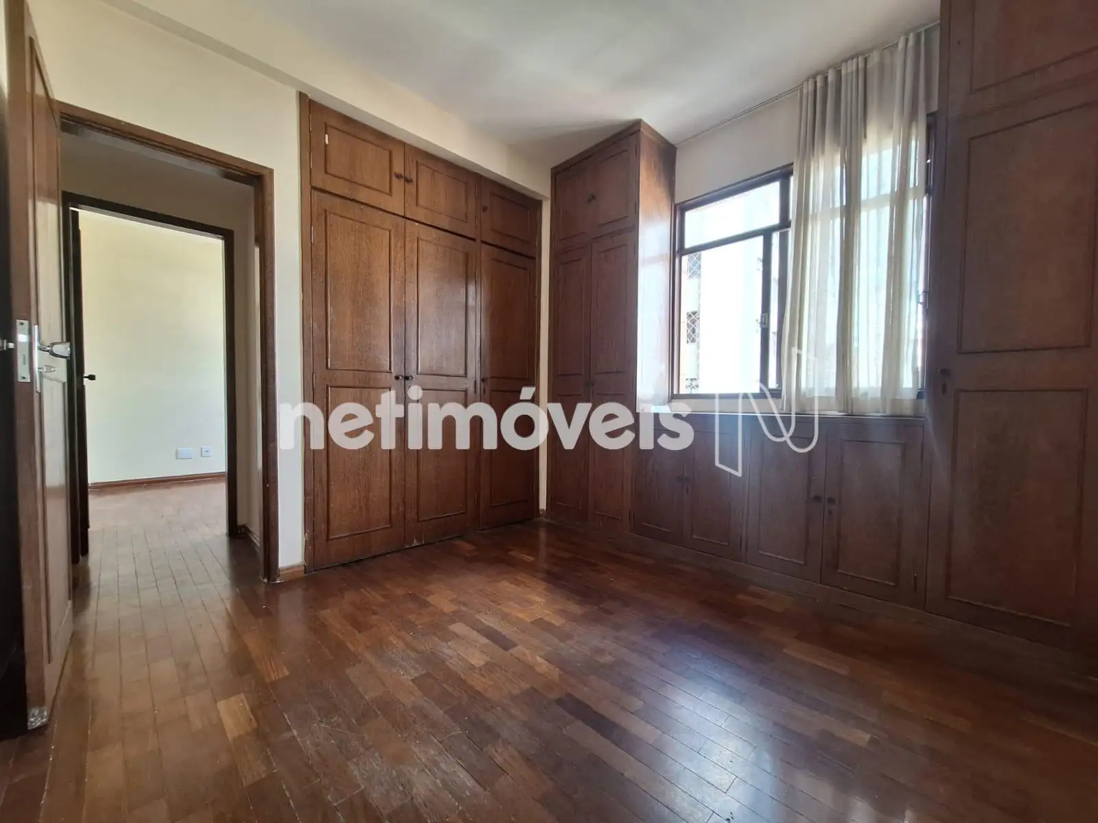 Quarto Três, armários com muito espaço inter