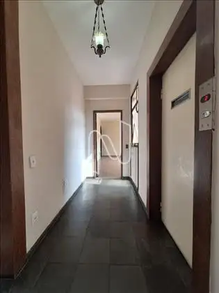 Hall com dois elevadores, social e serviço