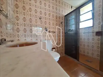 Muito espaço, porta abre até a parede