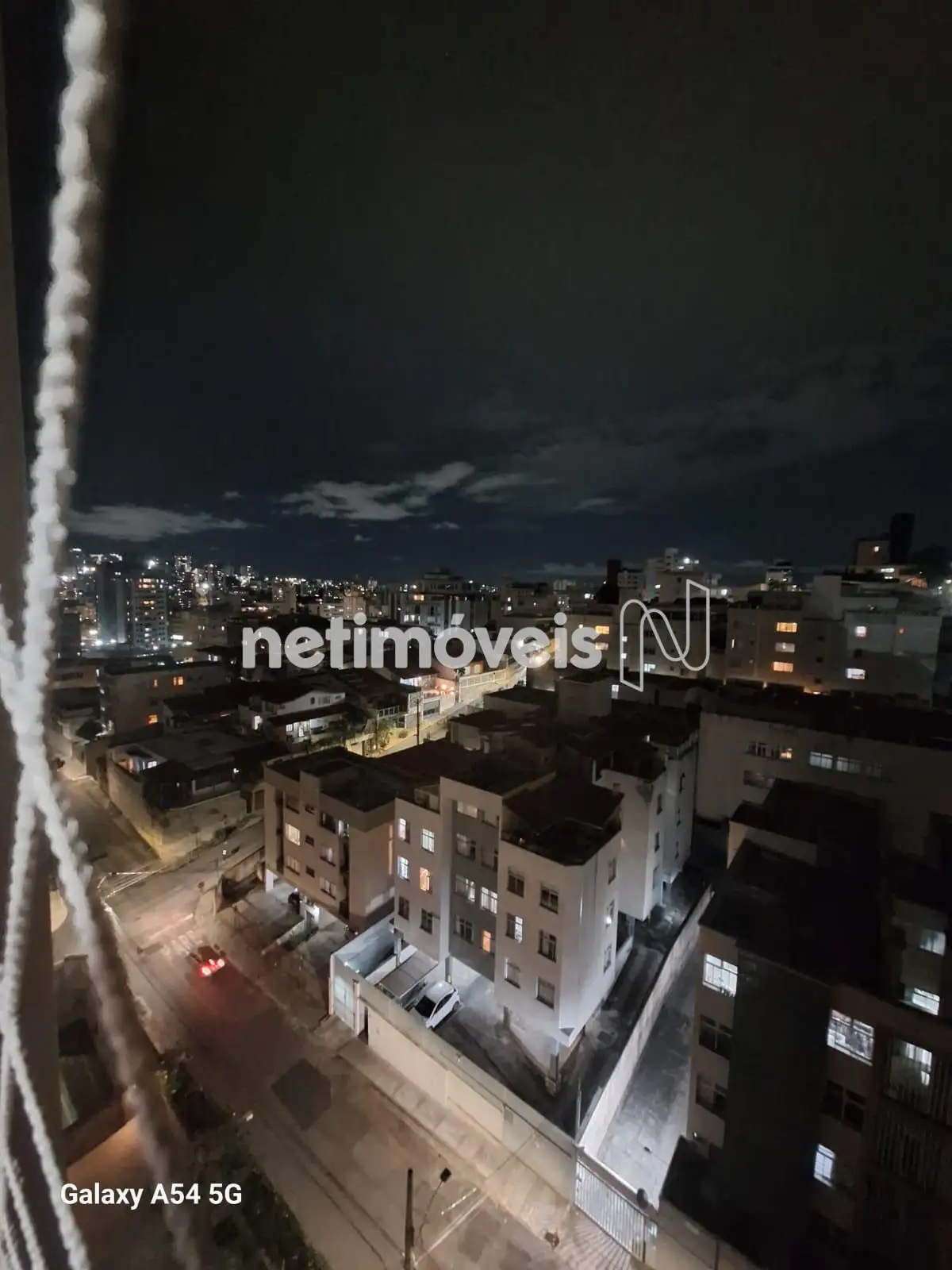 Vista noturna sala de estar