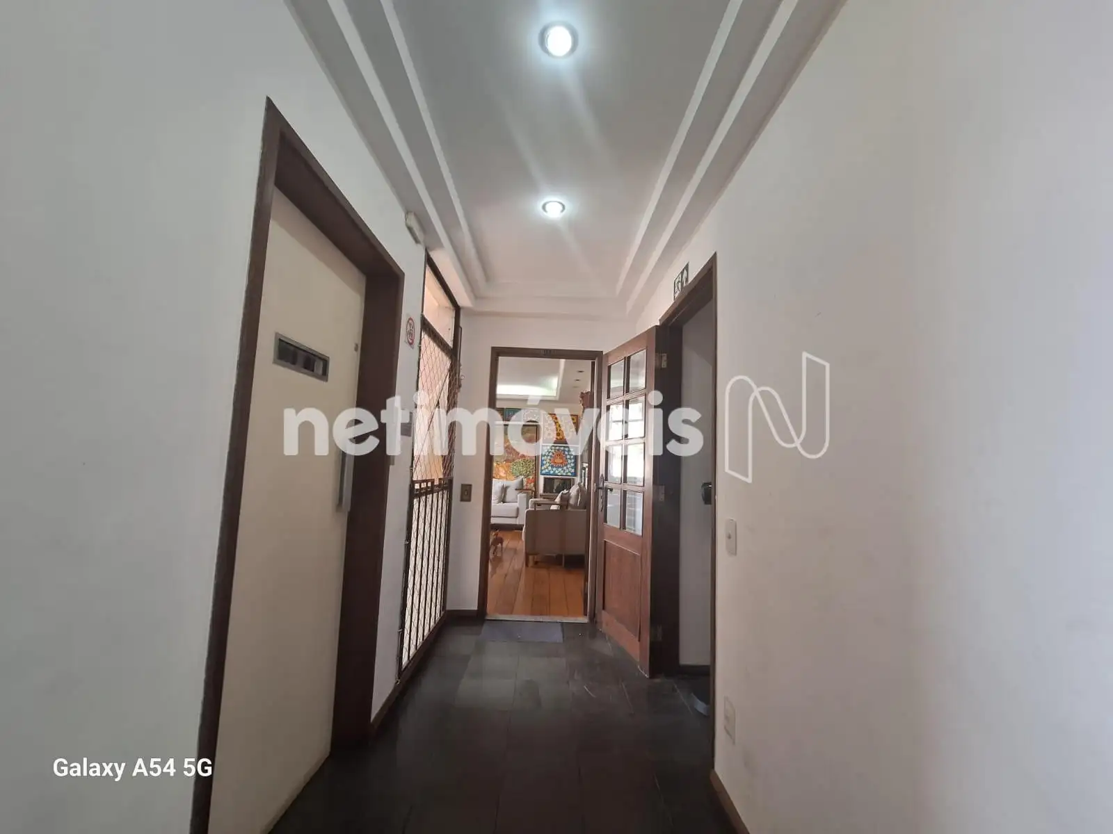 2 elevadores e hall