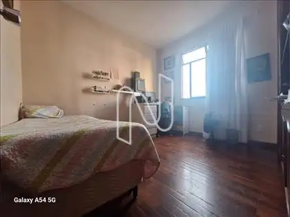 Quarto 1 com armários 