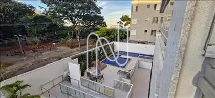 Vista para a praça e para a piscina