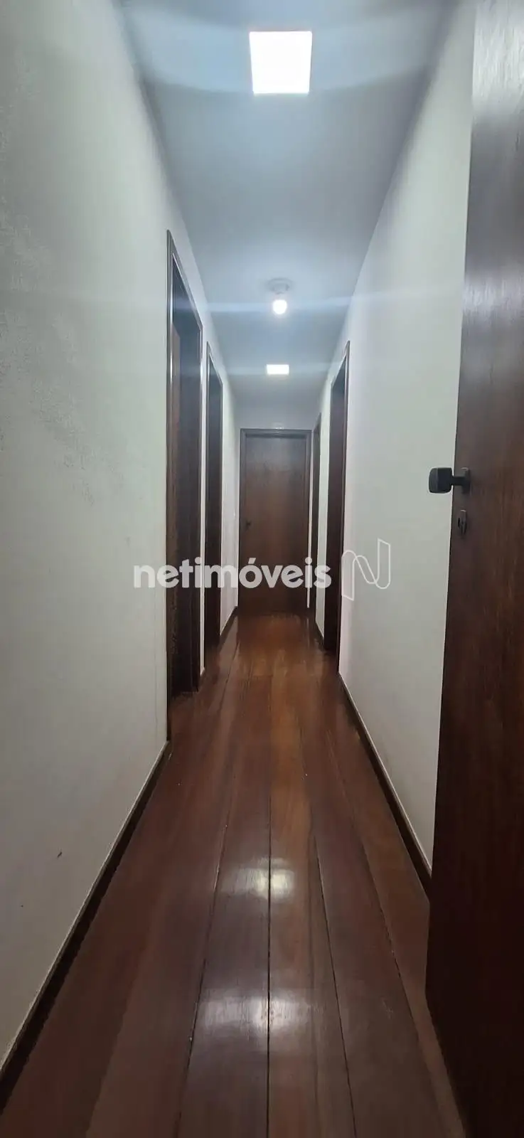 Hall Íntimo, piso em madeira
