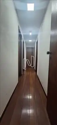 Hall Íntimo, piso em madeira 